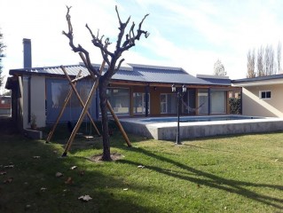 Casa de 4 dormitorios con pileta en barrio residencial Manzanares, Plottier.