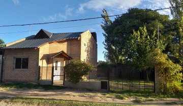 Vendo o permuto casa estrenar en Barrio E. Mosconi - Gral. Roca