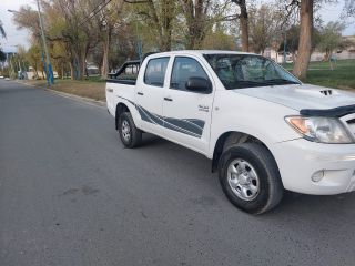 Vendo HILUX SR 4x4 DC 2008 Telenfono 2984651093