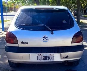 URGERNTE!!!!  SE VENDE FORD FIESTA CLX SEDAN 5P AÑO 2000