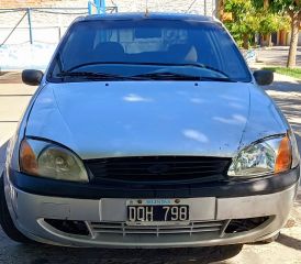 URGERNTE!!!!  SE VENDE FORD FIESTA CLX SEDAN 5P AÑO 2000