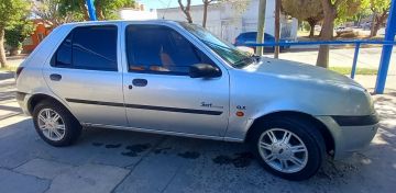 URGERNTE!!!!  SE VENDE FORD FIESTA CLX SEDAN 5P AÑO 2000