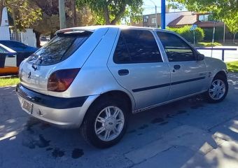 URGERNTE!!!!  SE VENDE FORD FIESTA CLX SEDAN 5P AÑO 2000