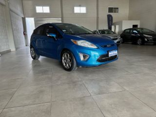 FORD FIESTA KINETIC DESIGN TITANIUM MT Año 2013