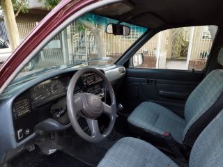 VENDO HILUX 4X4 CABINA DOBLE MOD. 2000.