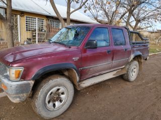 VENDO HILUX 4X4 CABINA DOBLE MOD. 2000.