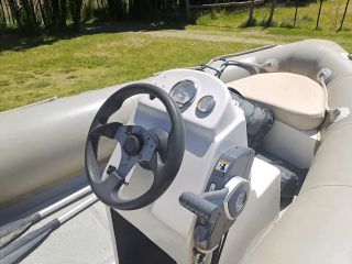 Semirigido Shark 460 con Evinrude 50 eTec ecologico