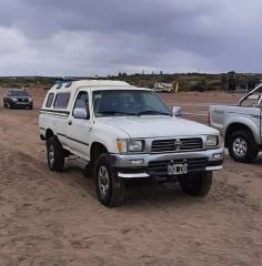 VENDO TOYOTA HILUX MOD.2000 4X4