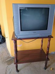 VENDO TV SANYO. PANTALLA PLANA.21 pulgadas + MESA TV CON RUEDITAS