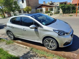 SOLO VENDO " PEUGEOT 208 FELINE"