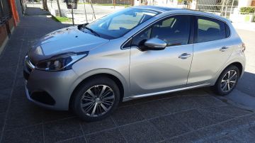 SOLO VENDO " PEUGEOT 208 FELINE"