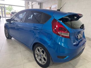 FORD FIESTA KINETIC DESIGN TITANIUM MT Año 2013