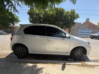 VENDO TOYOTA ETIOS XLS 2022 AT